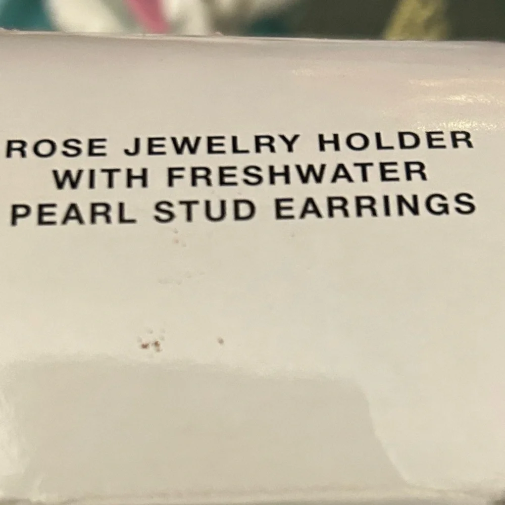 Avon Vintage 2005 Freshwater Pearl Stud Earrings in Red Rose Flower and Box - Picture 7 of 7